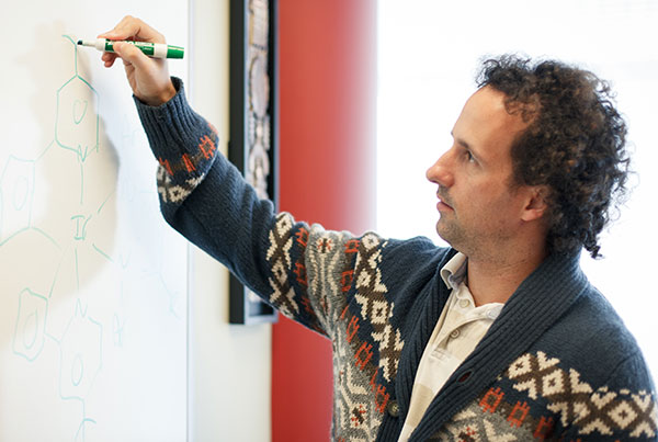 Thomas Teets Earns CAREER Award for Work in Luminescence