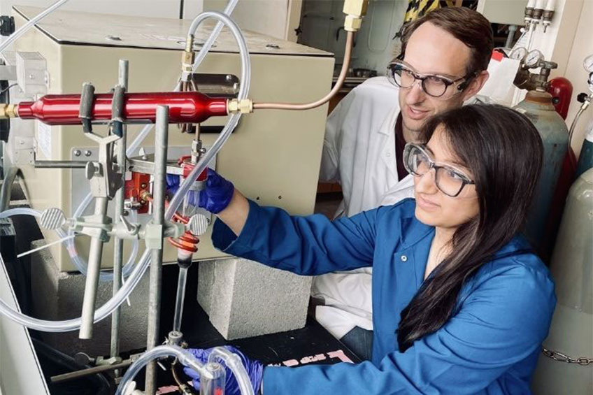 UH Chemists: Building a Better Bulb